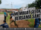 Tim Sarpras Membuat Selokan Bersama Santri