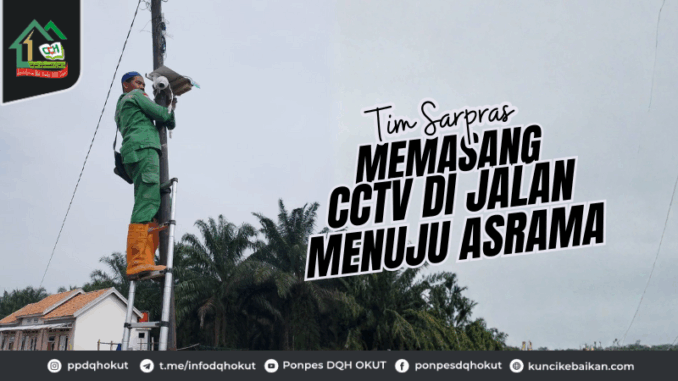Tim Sarpras memasang CCTV di Jalan Menuju Asrama