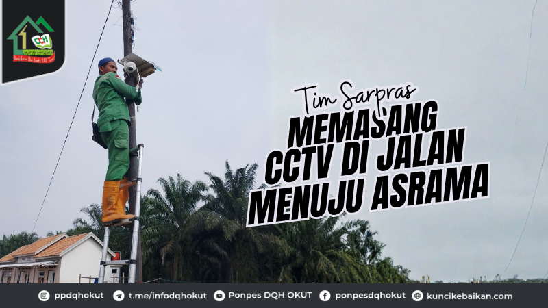 Tim Sarpras memasang CCTV di Jalan Menuju Asrama